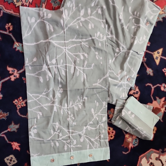 Elegant Floral Bedding Set - Picture 3 of 8